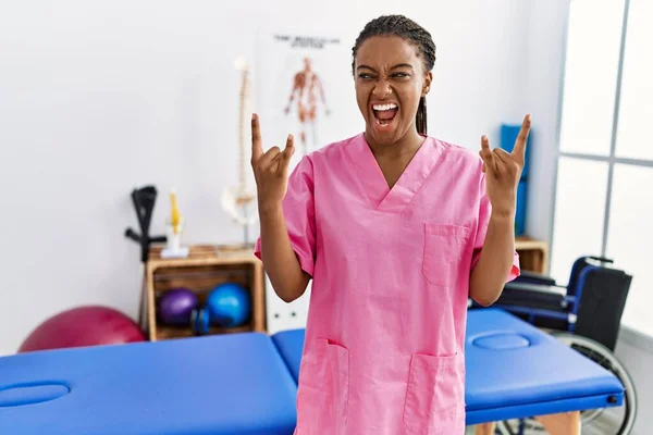 Jonge Afro Amerikaanse Vrouw Die Werkt Een Pijnkliniek Schreeuwend Met — Stockfoto