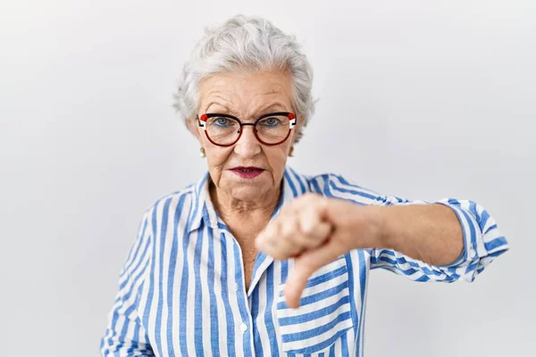 Donna Anziana Con Capelli Grigi Piedi Sfondo Bianco Cercando Infelice — Foto Stock