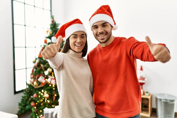 Genç Spanyol Çift Noel Ağacının Yanında Durup Hareketleriyle Olumlu Jest — Stok fotoğraf
