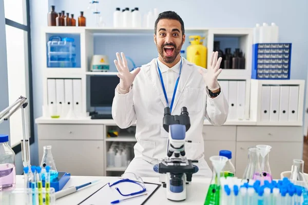 Jeune Homme Hispanique Avec Barbe Travaillant Laboratoire Scientifique Célébrant Fou — Photo