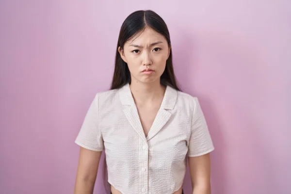 Jovem Chinesa Sobre Fundo Rosa Deprimido Preocupar Com Angústia Chorando — Fotografia de Stock