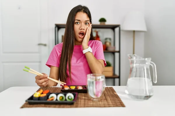 Ung Brunett Kvinna Äter Sushi Med Hjälp Ätpinnar Rädd Och — Stockfoto
