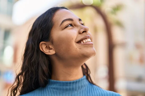 Joven Mujer Afroamericana Sonriendo Confiada Mirando Cielo Calle — Foto de Stock