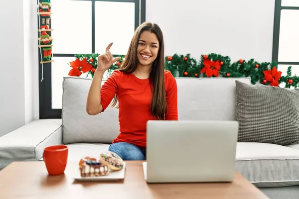 Jovem Morena Usando Laptop Sentado Sofá Natal Sorrindo Gestos Confiantes — Fotografia de Stock