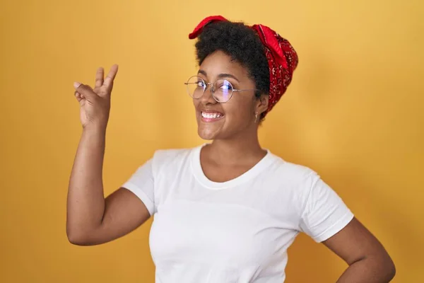 Joven Mujer Afroamericana Pie Sobre Fondo Amarillo Sonriendo Mirando Cámara — Foto de Stock
