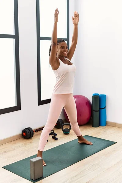 Junge Afroamerikanerin Lächelt Selbstbewusst Beim Stretching Sportzentrum — Stockfoto