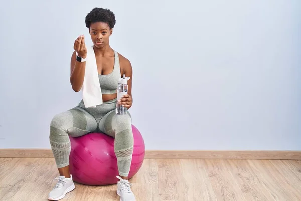 Afrikansk Amerikansk Kvinna Bär Sportkläder Sitter Pilates Boll Gör Italiensk — Stockfoto