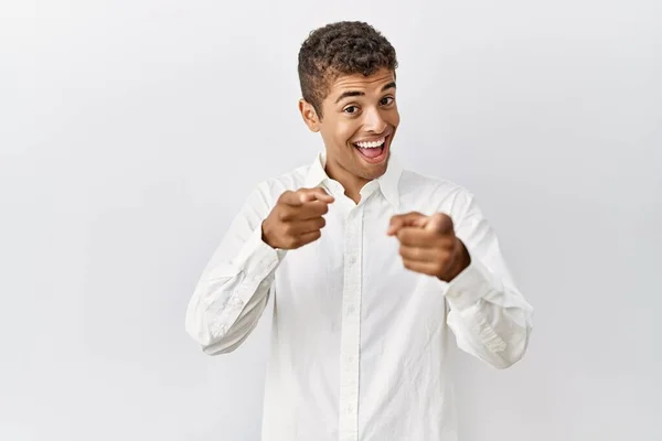 Homem Hispânico Bonito Jovem Sobre Fundo Isolado Apontando Dedos Para — Fotografia de Stock