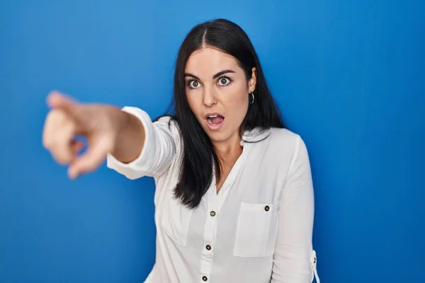 Young Hispanic Woman Standing Blue Background Pointing Finger Surprised Ahead — Stock Photo, Image