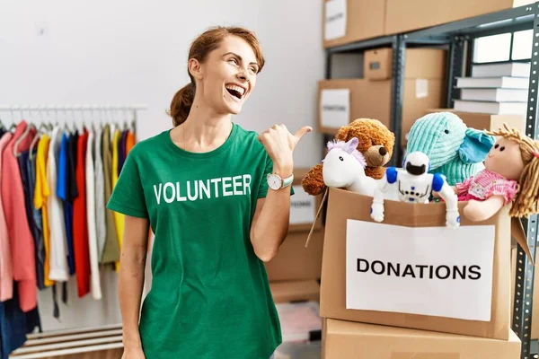 Mulher Branca Bonita Vestindo Shirt Voluntária Doações Stand Sorrindo Com — Fotografia de Stock