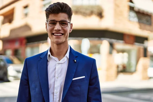 Giovane Uomo Sorridente Fiducioso Indossa Vestito Occhiali Strada — Foto Stock