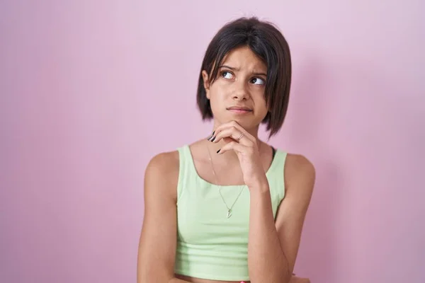 Chica Joven Pie Sobre Fondo Rosa Pensando Preocupado Por Una —  Fotos de Stock