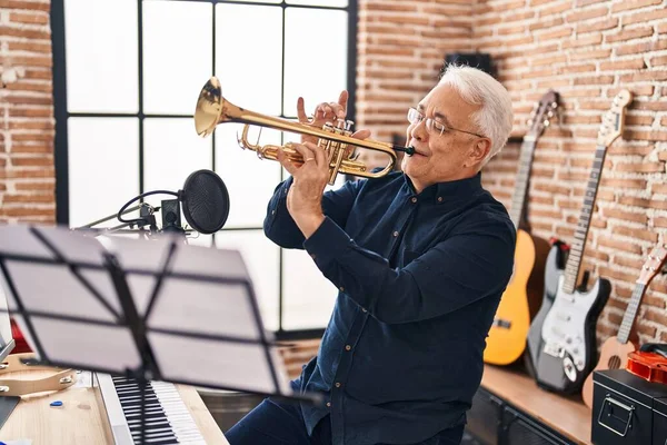 Senior Man Muzikant Die Trompet Speelt Muziekstudio — Stockfoto
