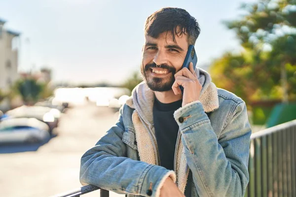 Ung Latinamerikansk Man Ler Säker Talar Smartphone Gatan — Stockfoto