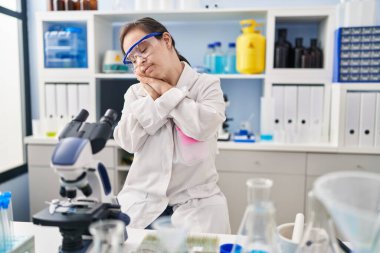Down sendromlu İspanyol kız bilim adamlarının laboratuarında çalışıyor. Yorgun uyuyor, hayal kuruyor, elleriyle poz veriyor ve gözleri kapalı gülümsüyor.. 