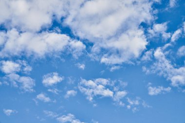 Güneşli bir günde bulutlu güzel mavi gökyüzü