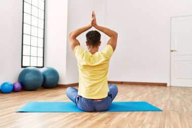 Genç Arap sporcu, spor merkezinde yoga eğitimi alıyor..