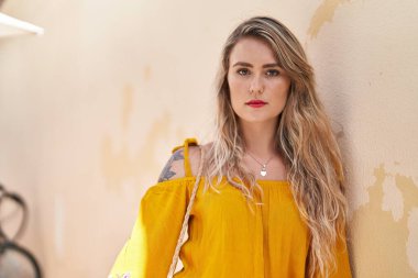 Sokakta duran rahat yüzlü genç kadın.