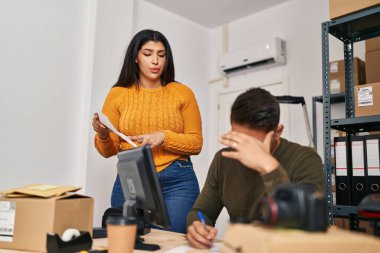 Kadın ve erkek ecommerce bürosunda ekonomik sorunları olan işadamları