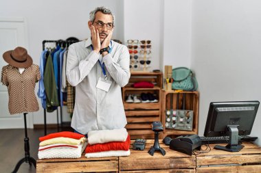 Orta yaşlı İspanyol bir adam perakende mağazasında yönetici olarak çalışıyor. Yüzü, depresyonu ve üzüntüyü örten yorgun elleri var. 