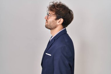 İspanyol iş adamı gözlüklü, kendine güvenen bir gülümseme takınıyor, rahat bir görünüm takınıyor.. 