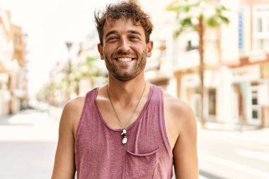 Sokakta yürürken kendine güvenen İspanyol bir adam.