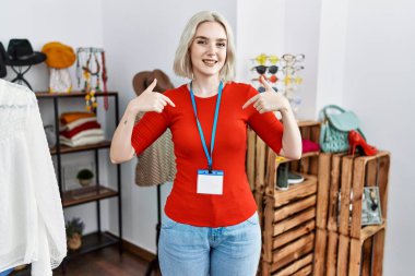 Kafkasyalı genç bir kadın perakende mağazasında yönetici olarak çalışıyor. Yüzünde bir gülümsemeyle kendinden emin görünüyor. Kendini gururlu ve mutlu olarak gösteriyor.. 