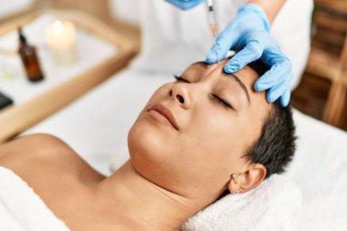 Genç İspanyol kadın güzellik merkezinde yaşlanma karşıtı tedavi görüyor.