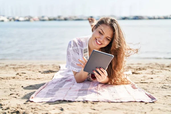 Joven Mujer Hispana Hermosa Turista Usando Touchpad Acostado Arena Playa — Foto de Stock