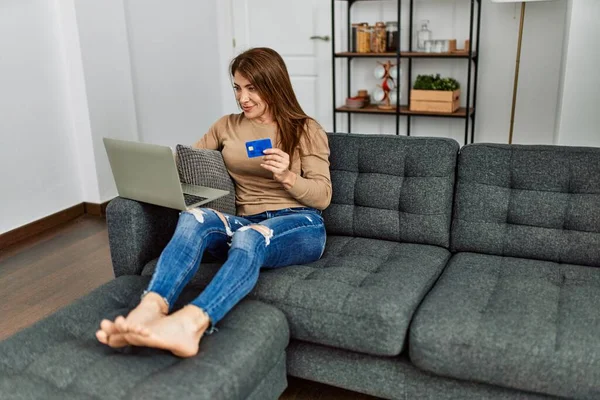 Mujer Caucásica Mediana Edad Con Teléfono Inteligente Tarjeta Crédito Sentado — Foto de Stock