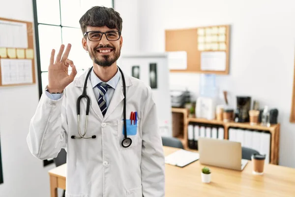 Doktor Üniforması Giyen Steteskop Takan Spanyol Bir Adam Ofiste Gülümseyip — Stok fotoğraf