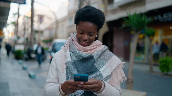 Mladý Africký Americký Žena Úsměv Jistý Pomocí Smartphone Ulici — Stock fotografie