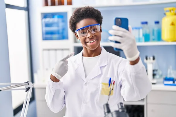 アフリカ系アメリカ人女性科学者研究室で働く手と指で笑顔でビデオ通話をします — ストック写真