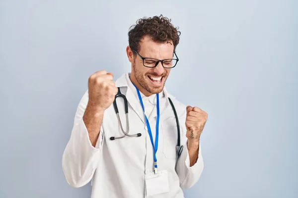 Ung Latinamerikan Man Bär Läkare Uniform Och Stetoskop Mycket Glad — Stockfoto