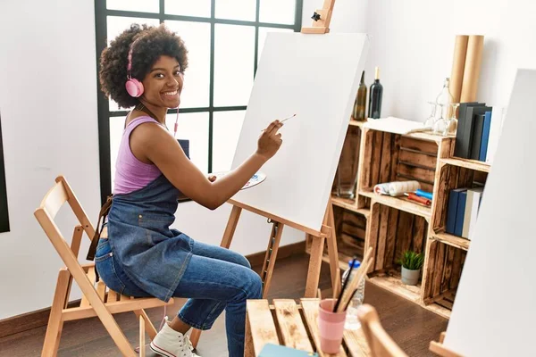 Young African American Woman Listening Music Drawing Art Studio — Stock Photo, Image
