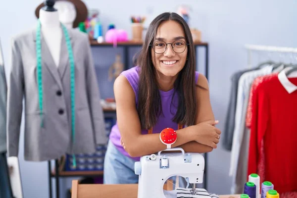 Joven Hermosa Mujer Hispana Sastre Sonriendo Confiado Apoyándose Máquina Coser —  Fotos de Stock