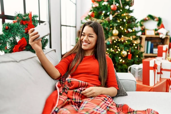 Νεαρή Λατίνα Γυναίκα Κάνει Selfie Από Smartphone Κάθεται Από Χριστουγεννιάτικο — Φωτογραφία Αρχείου