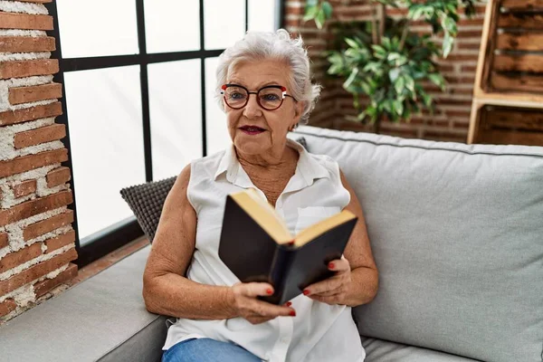 Старшая Седовласая Женщина Читающая Библию Сидит Дома Диване — стоковое фото