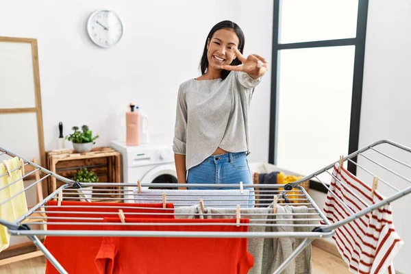 Jeune Femme Hispanique Mettant Une Blanchisserie Fraîche Sur Corde Linge — Photo