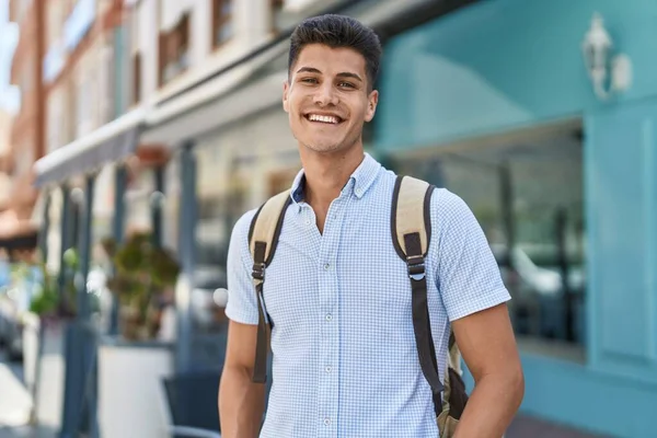 Joven Estudiante Hispano Sonriendo Confiado Parado Calle —  Fotos de Stock