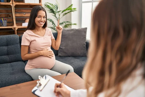 年轻孕妇在治疗过程中指指点点 提出了成功的想法 又兴奋又快乐第一大 — 图库照片