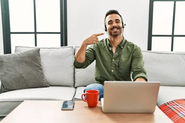 Jeune Homme Hispanique Avec Barbe Portant Casque Agent Centre Appel — Photo