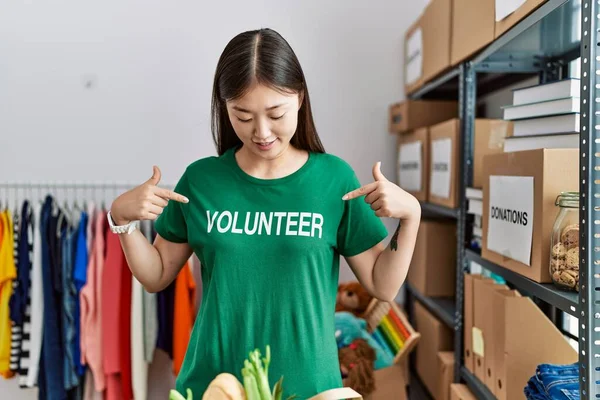 Jovem Mulher Asiática Sorrindo Mostrando Voluntário Shirt Donativos Stand — Fotografia de Stock