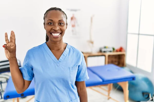 Zwarte Vrouw Met Vlechten Werken Pijn Herstel Kliniek Tonen Wijzen — Stockfoto