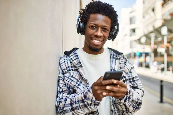 Jóképű Fekete Férfi Afro Haj Visel Fejhallgató Zenét Hallgatni Okostelefon — Stock Fotó