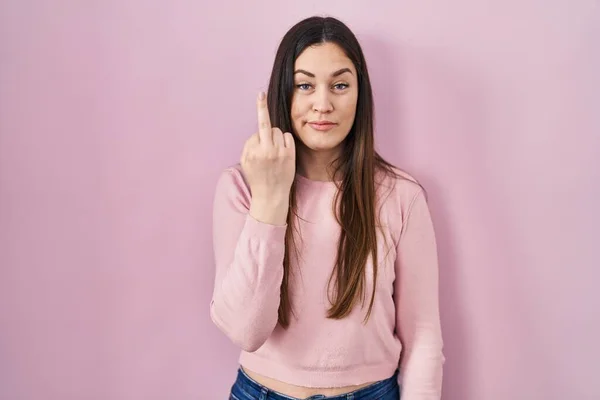 Young Brunette Woman Standing Pink Background Showing Middle Finger Impolite — Foto de Stock