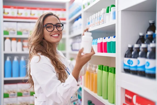 Ung Vacker Latinamerikansk Kvinna Farmaceut Ler Säker Innehav Piller Flaska — Stockfoto