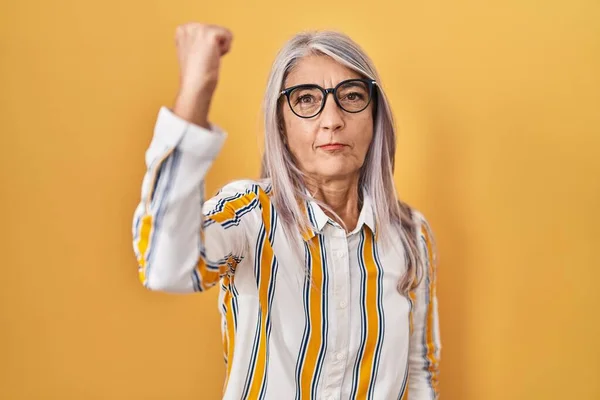 Kobieta Średnim Wieku Siwymi Włosami Stojąca Żółtym Tle Okularach Wściekła — Zdjęcie stockowe