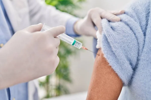 Mann Und Frau Mittleren Alters Impfen Patientin Klinik — Stockfoto