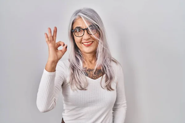 Middelbare Leeftijd Vrouw Met Grijs Haar Staan Witte Achtergrond Lachend — Stockfoto